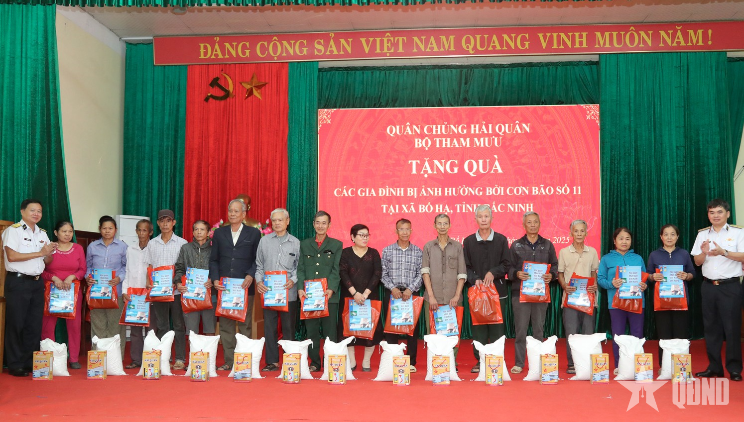 Bộ Tham mưu Hải quân trao quà tặng nhân dân Bắc Ninh chịu thiệt hại do bão số 11